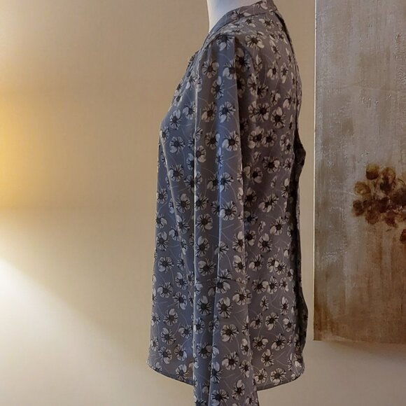 Banana Republic Silver Grey Floral Print Blouse Sz Small - Picture 3 of 8